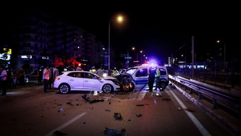 Bursa'da aşırı hızlı otomobil, polis noktasına daldı: 2'si polis 4 yaralı