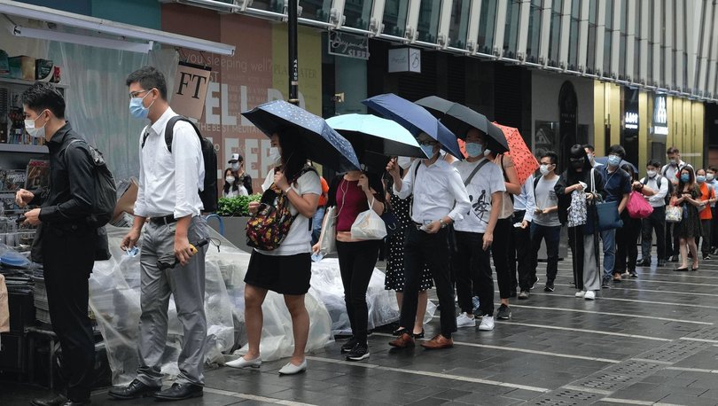 Hong Konglular Apple Daily gazetesinin son sayısını almak için kuyrukta