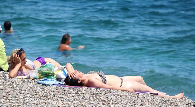 YANIYOR! Son dakika: Antalya'da sıcaktan bunalanlar sahillere koştu