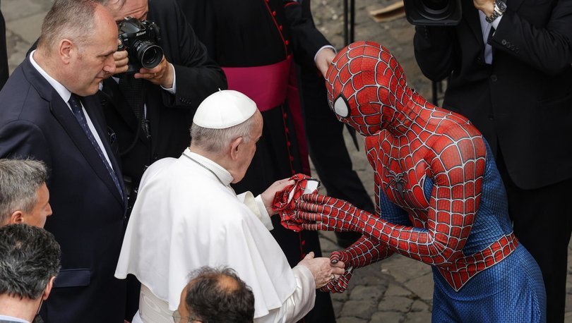 Marvel filminden bir sahne değil: Örümcek Adam ile Papa Francis