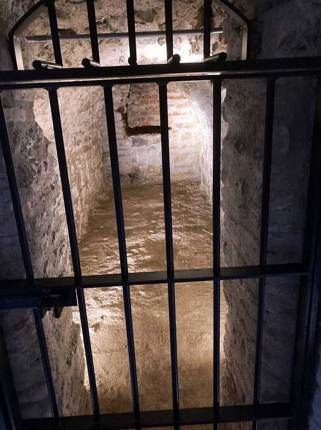 Yassıada’daki Bizans manastırının çile hücrelerine 27 Mayıs sonrasında demir parmaklıklar takılmış ve mekân “zindan” haline getirilmişti!