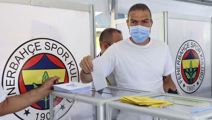 Fenerbahçeli futbolcu Caner Erkin, seçimde oy kullandı