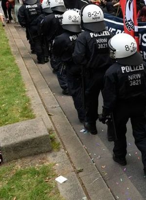 Almanya'da bir gösteride polis, copuyla gazetecilere saldırdı