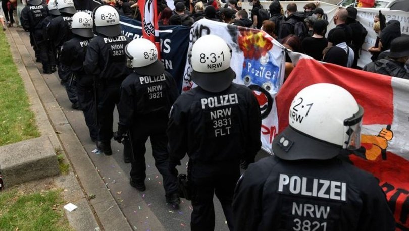 Almanya'da bir gösteride polis, copuyla gazetecilere saldırdı
