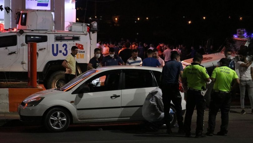 Siirt'te otomobilin çocuğa çarptığı kaza sonrasında mahalle sakinleri yolu trafiğe kapattı