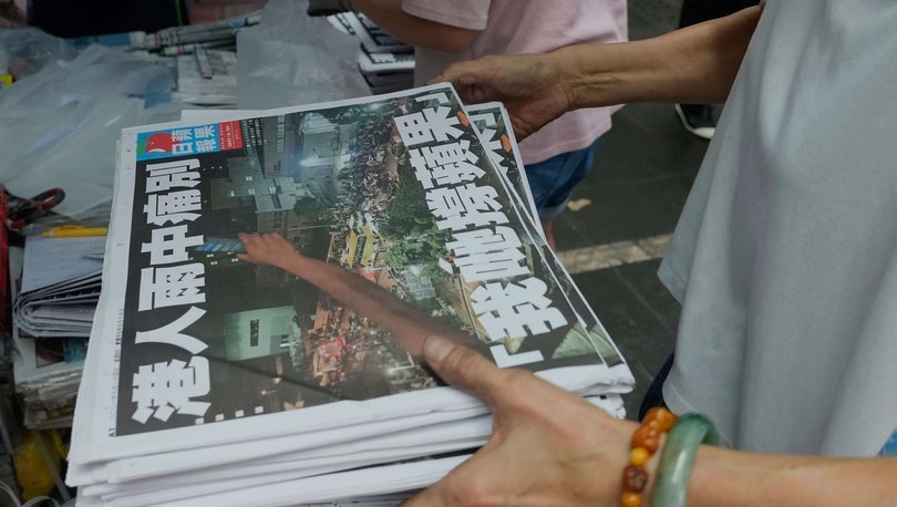 Hong Kong polisi, üst düzey Apple Daily gazetecisini havalimanında tutukladı