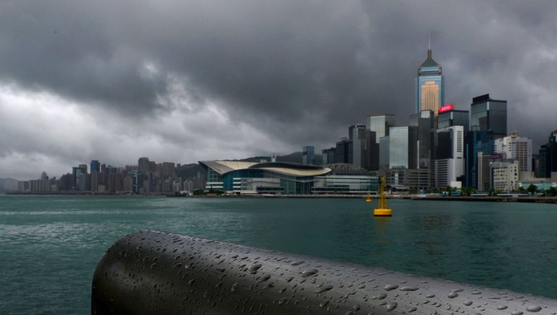 Hong Kong’u etkisi altına alan şiddetli yağışlar hayatı felç etti