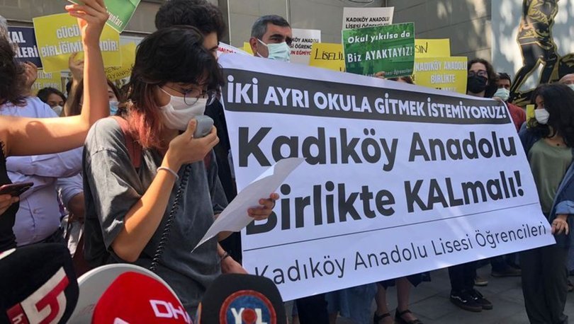 Son dakika: Kadıköy Anadolu Lisesi'nin taşınmasını öğrenci ve veliler protesto etti