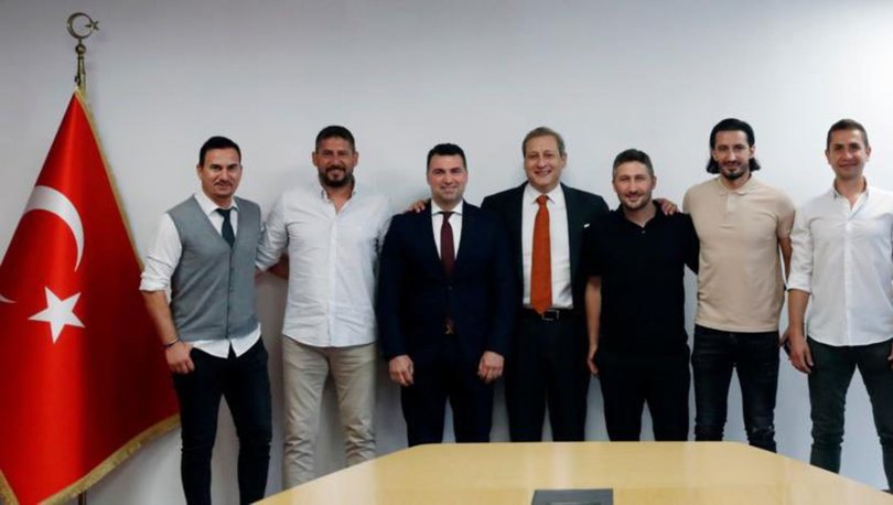 Galatasaraylı eski futbolculardan Burak Elmas'a ziyaret