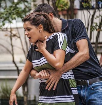 Aksaray’da bir lokantada annesinin yedirdiği yemeği yutmaya çalıştığı esnada boğazına ekmek takılan 2 yaşındaki M.Ü. bir anda fenalaştı. Lokanta sahibinin Heimlich manevrasını uygulaması küçük çocuğun hayatını kurtardı. Peki Heimlich manevrası nasıl uygulanır? Heimlich manevrası nedir? İşte detaylar...