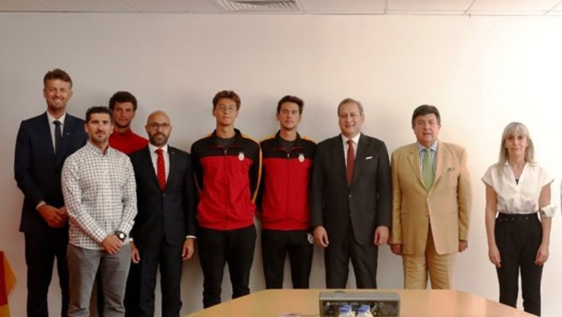 Olimpiyatlara katılacak Galatasaraylı sporcular, başkan Burak Elmas'ı ziyaret etti