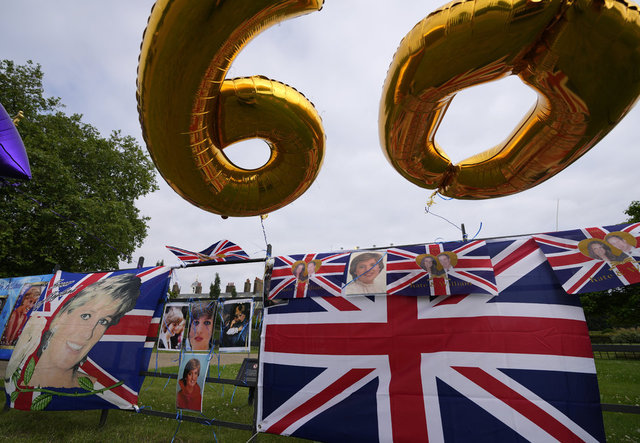 Kraliyet ailesi hayranları, Prenses Diana'yı 60. doğum gününde Londra'da andı