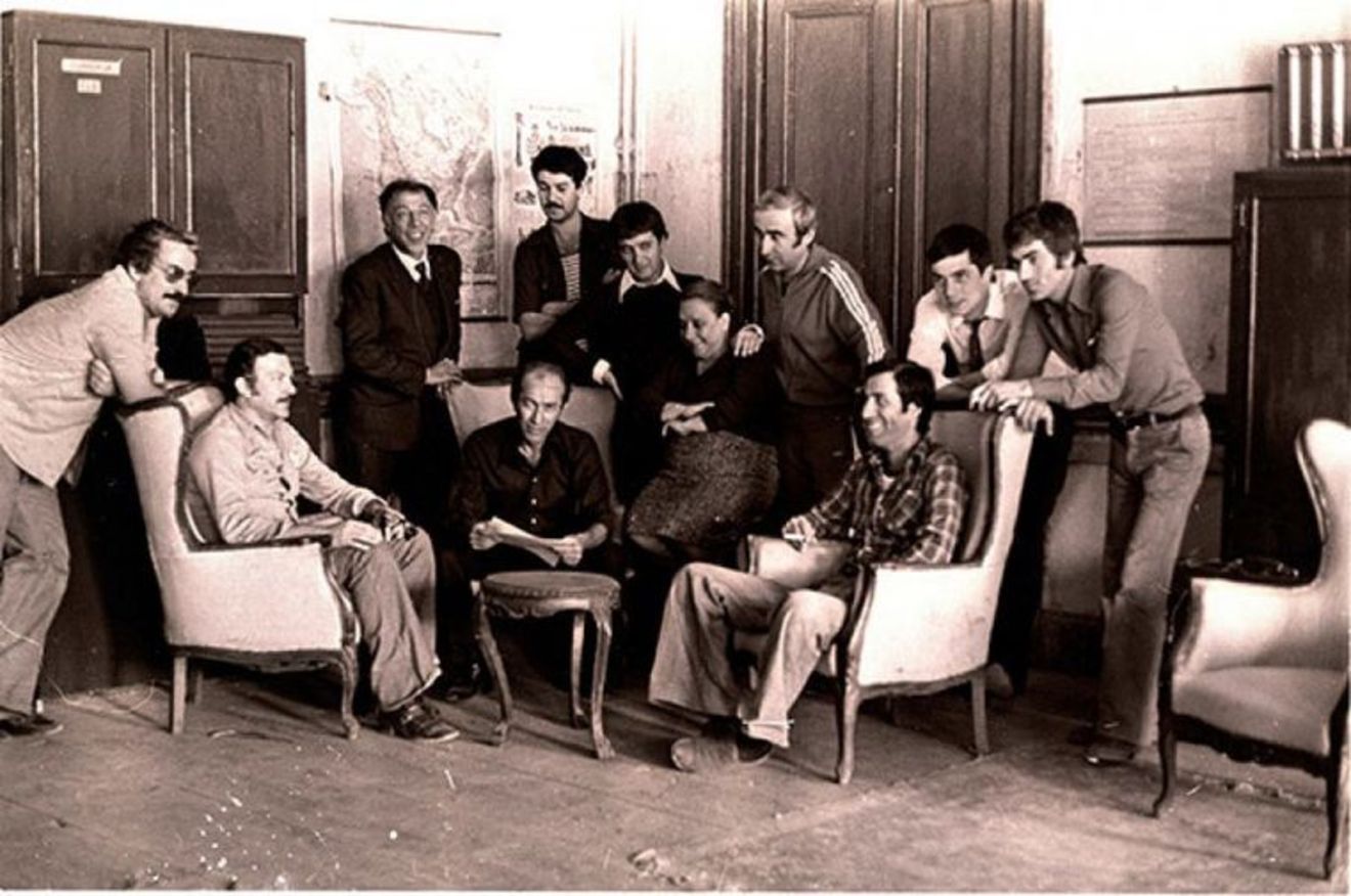 'Hababam Sınıfı Uyanıyor'un senaryo çalışması. Kartal Tibet ile Kemal Sunal karşılıklı koltuklarda oturuyor. 