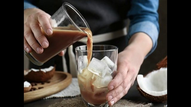 Hindistan cevizi aromalı soğuk kahve  