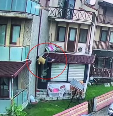 Yalova’da, Meral Gülseven’in (30) evine balkondan girdiği gerekçesiyle tutuklanan Fatih Yuluk’un (34) ifadesi ortaya çıktı. Korkunç olayda, Gülseven’in lise arkadaşı olduğunu daha önce de kendisinde kaldığını iddia eden Yuluk, “Birileriyle tartıştım, korktum, bu nedenle yanına geldim dedim ancak beni dinlemedi. Evine korktuğum ve telaşla başka tanıdığım da olmadığı için girdim” dedi