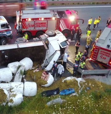 Kuzey Marmara Otoyolu, Edirne istikametinde seyreden hayvan yemi yüklü TIR