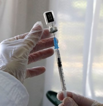 ABD ilaç firması Pfizer’ın Alman ortağı BioNTech ile ürettiği yeni tip koronavirüs (Covid-19) aşısının üçüncü doz uygulaması için ABD Gıda ve İlaç Dairesine (FDA) başvuru yapacağı belirtildi