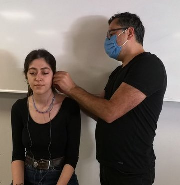 Kulaktaki vagus sinirini elektriksel olarak uyararak stres kaynaklı hastalıkların tedavisinde kullanılan, Türk mühendisler tarafından geliştirilen özel kulaklık, Harvard Üniversitesi tarafından satın alındı. Cihaz, Harvard Tıp Fakültesi