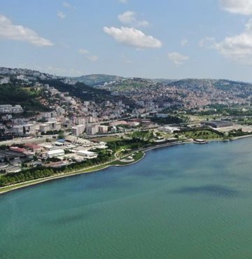 Marmara Denizi Eylem Planı kapsamında yapılan çalışmalarla temizlenen İzmit Körfezi’nde, müsilaj etkisini kaybetti. Müsilaj tabakalarının kaybolduğu İzmit Körfezi havadan görüntülendi.