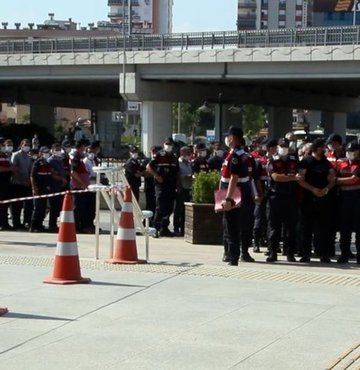 Emniyet Genel Müdürlüğü (EGM) KOM Daire Başkanlığı koordinesinde, 25 il ve 120 adreste, 121 şüpheliye yönelik tefecilik operasyonunda 98 şahıs gözaltına alındı.