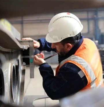Pandemi döneminde istihdamı korumak amacıyla uygulanan kısa çalışma ve işten çıkarma yasağı 30 Haziran’da sona erdi. İşletmeler normalleşme döneminde iki teşvik mekanizması ile desteklenecek. Destekten yararlanabilmek için geçen yılki işçi sayısına ilave işçi almak gerekecek. İşçi sayısı geçen yılın altına düşenler teşviklerden yararlanamayacak. Habertürk’ten Ahmet Kıvanç’ın haberi