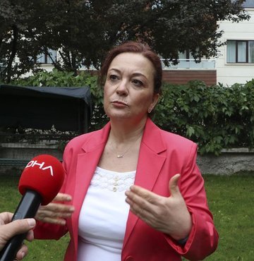 Sağlık Bakanlığı Bilim Kurulu üyesi Prof. Dr. Seçil Özkan, "Aşı vücudumuza yararlı ve bizim çocukluk çağından itibaren kullandığımız koruma stratejisidir. Türkiye, ağustos ortasına kadar aşıda yüzde 70