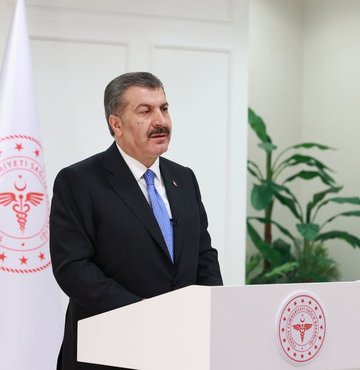 Sağlık Bakanı Fahrettin Koca, Bilim Kurulu toplantısının ardından açıklamalarda bulundu. Konuşmasında aşılamaya değinen Koca, "1. doz aşısı tamamlanan vatandaşlarımız için Sinovac aşısını olanlar 2. dozlarını 4 hafta sonra, BioNTech aşısı olanlar ise 2. dozlarını ilk dozdan 3 hafta sonra olabilir" ifadelerini kullandı. Bayramda tedbirlere dikkat edilmesi gerektiğini de kaydeden Bakan Koca, "Önümüzdeki günler özlemle beklediğimiz bayramın hemen öncesi. Bayramda bir araya gelirken kesinlikle tedbirlerden taviz vermemeliyiz. Tedbirsizlik elimizdeki silahları etkisiz kılabilir. Tedbir güvencemizdir. Kapalı ve havalandırması sınırlı olan alanlarda kalabalıklara karışmamalı bayramı kendimize ve sevdiklerimize zarar veren hale getirmemeliyiz" dedi