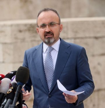 AK Partili Bülent Turan, OHAL yetkisi hakkında, "Gözaltı, ihraç düzenlemesi 3 yıldan 1 yıla indirildi" dedi.