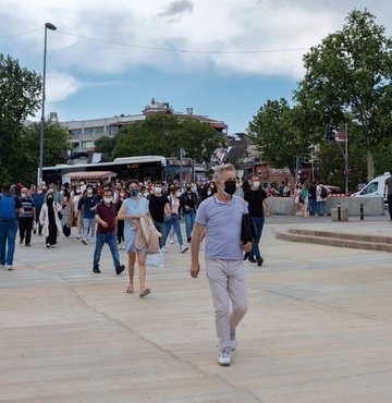 Yaklaşan uzun tatil öncesinde bir açıklama yapan TÜSAD, bayramı güvenli ve sağlıklı bir şekilde geçirebilmek için önemli hatırlatmalar yaptı. TÜSAD Yönetim Kurulu Üyesi Doç. Dr. M. Onur Turan, “Vatandaşlarımız tatilden önce mutlaka çift doz aşılarını yaptırmalı” derken, olabildiğince sakin yerler seçilmesi, maske, mesafe ve hijyen kurallarından ise vazgeçilmemesi gerektiğini belirtti
