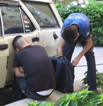 Otomobilinin kapı kilidini kırarak giren ve uyuyakalan kişiyi polise ihbar eden 39 yaşındaki Mustafa Peker, polis ekiplerinin, GBT sorgusunun ardından şüpheliyi serbest bırakmasına tepki gösterdi. Otomobil camlarının açık ve kapı kilidinin kırık olduğunu vurgulayan Peker, "Polis GBT’sine baktı, şahsı gönderdi, gitti. Ben de nasıl oldu anlayamadım. Böyle olacağını bilseydim, şüpheliyi kaldırır gönderirdim, kimseyi rahatsız etmezdim" dedi