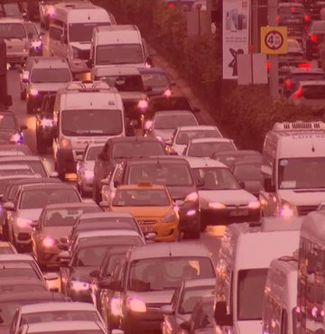 Kurban Bayramı’na sayılı günler kala, gözleri açık uyumak olarak da bilinen yol hipnozuna karşı uzmanlar uyarılarda bulundu. Uzun yola çıkacak kişilere Nöroloji Uzmanı Dr. Oğuzhan Onultan, “Bu durum yolculuktan 2,5 saat sonra ortaya çıkıyor. Gece yola çıkmamak ve sık sık molalar vermek gerekiyor” dedi