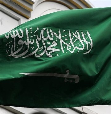 Suudi Arabistan yönetimi, 40 yıllık yasağın ardından mağazaların namaz vakitlerinde de açık kalmasına izin verdi.