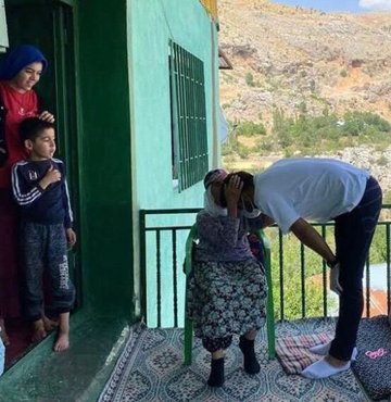 Sağlık Bakanı Fahrettin Koca, yeni tip koronavirüs (Covid-19) salgınıyla mücadele çerçevesinde aşı uygulamalarıyla ilgili bir kare paylaştı. Fotoğrafta yaşlı kadının kendisine aşı yapan sağlık personelini alnından öptüğü görüldü