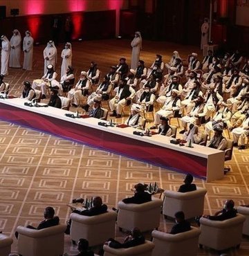 Afganistan hükümeti ile Taliban arasında Katar’da devam eden görüşmelerde, üst düzey müzakerelere devam etme ve ülke çapındaki insani yardımların tüm bölgelere güvenli bir şekilde ulaştırılması üzerinde anlaştı.