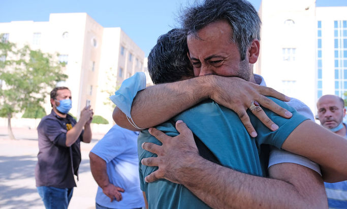 Osman Büyükşen, anne ve babasının cinayetini aydınlaran özel ekipteli jandarmaya sarılarak, sevinç gözyaşları döktü.