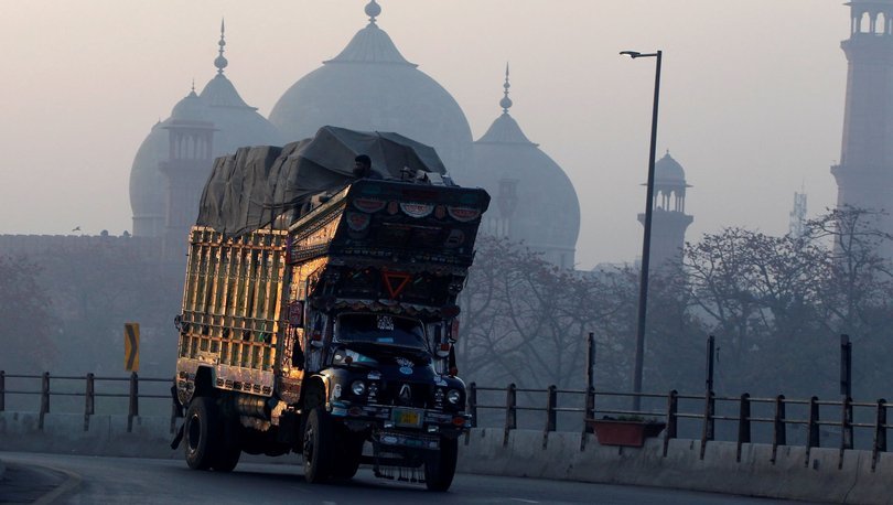 Pakistan'da otobüs ile kamyon çarpıştı: 28 kişi hayatını kaybetti