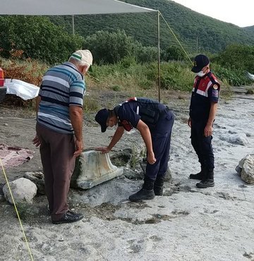 Bursa´da serinlemek için İznik Gölü´ne giren Kemal Yüksel, işlemeli sütun başlığı buldu. Tarihi eser niteliğine sahip olduğu düşünülen sütün başlığı, Müze Müdürlüğü yetkililerine teslim edildi