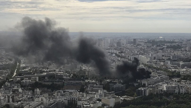 Paris’te Başbakanlık binası yakınlarında yangın çıktı