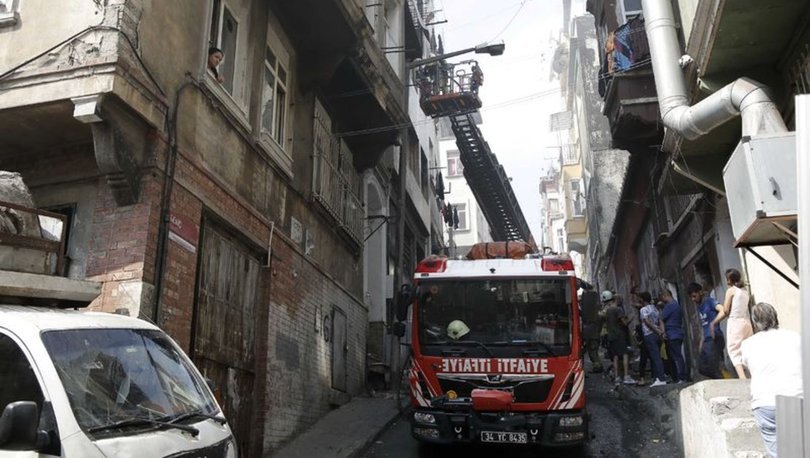Kurban Bayramında yangın paniği: 4 katlı binanın çatı katı alev alev yandı