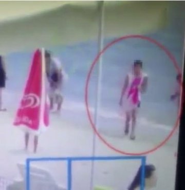 İstanbul Silivri’de plajda denize giren kişinin fiyatı bin dolar değerindeki kol saatini çalan şahılar, polis ekipleri tarafından yakalandı. Plaj hırsızlığı ise saniye saniye kameraya yansıdı.