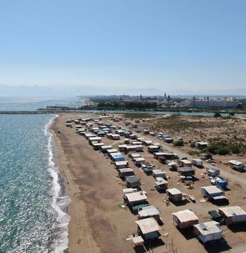 Otellerin yüzde yüz doluluk oranına ulaştığı ve fiyatların el yaktığı turizm kenti Antalya