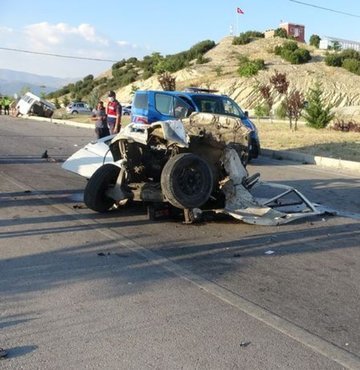 Isparta’nın Gönen ilçesinde otomobille çarpışan minibüs ikiye bölünürken, kazada her iki araçta bulunan toplam 3 kişi yaralandı.
