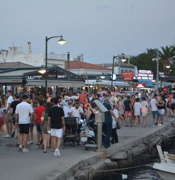 Kuzey Ege’nin turizm alanındaki gözde tatil merkezi Balıkesir’in Ayvalık ilçesi, kurban bayramı nedeniyle rekor bir kalabalığa ev sahipliği yapıyor.