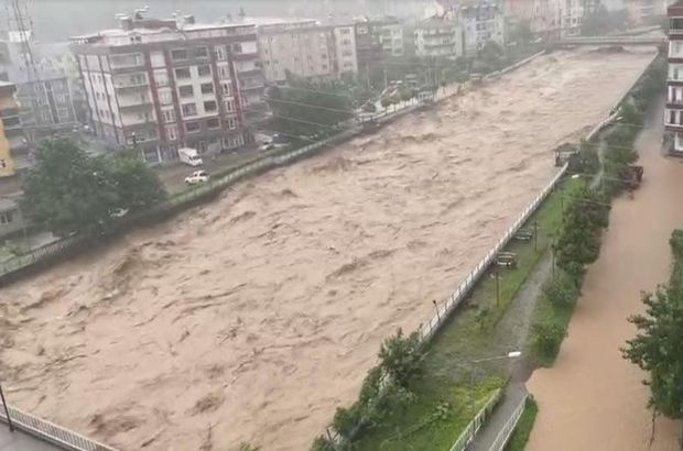 Rize Ve Artvin Sele Teslim Oldu Dereler Tasti Yollar Kapandi Gundem Haberleri