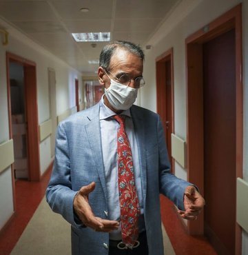 Hacettepe Üniversitesi Tıp Fakültesi Çocuk Enfeksiyon Hastalıkları Bilim Dalı Başkanı Prof. Dr. Mehmet Ceyhan, koronavirüste vaka artışı dalgalarının devam edeceğini söyledi. Ceyhan, "Vaka artışı dönemleri yaşayacağız. Bu artacak, tekrar azalacak. Salgın bütün dünyada son buluna kadar birkaç defa artış dalgaları göreceğiz. Bu dalganın ne kadar büyük olacağı ise alınacak tedbirlere, uygulanacak kısıtlamalara bağlı" dedi