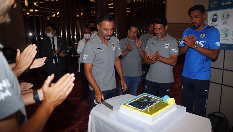 Fenerbahçe'de teknik direktör Vitor Pereira'ya doğum günü kutlaması