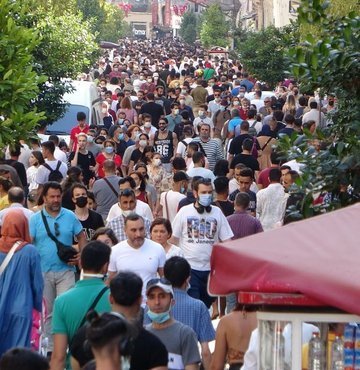 Göğüs Hastalıkları Uzmanı Doç. Dr. Emin Maden, son günlerde artan Covid-19 vakalarına dikkat çekerek, “Son 3-4 gün içerisinde 2 bin 2 bin artmaya başladı. Burada bizim endişe ettiğimiz konu bunun 20 binli rakamları geçip bir dördüncü pik yaşanma riski ile karşı karşıyayız” dedi