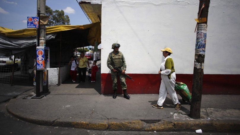 Meksika'da evleri ateşe veren yaklaşık 200 kişilik silahlı grup 21 kişiyi kaçırdı