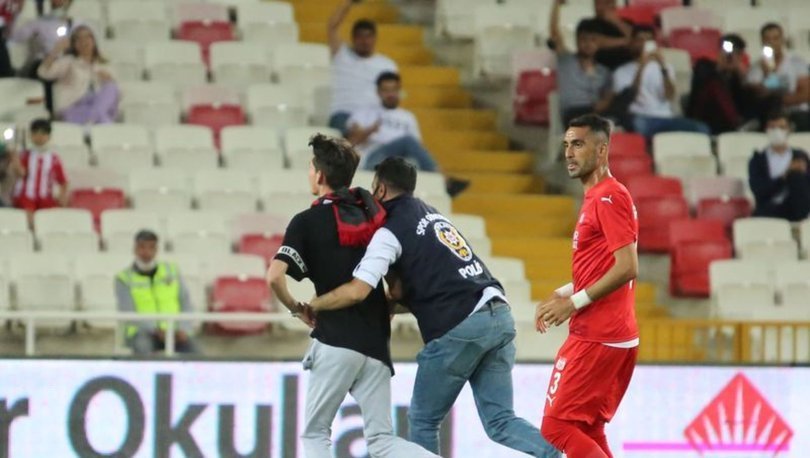 Sivasspor-Petrocub maçında sahaya taraftar girdi