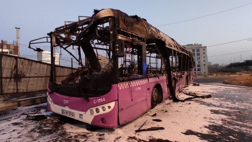 Başakşehir'de seyir halindeki halk otobüsü alevlere teslim oldu